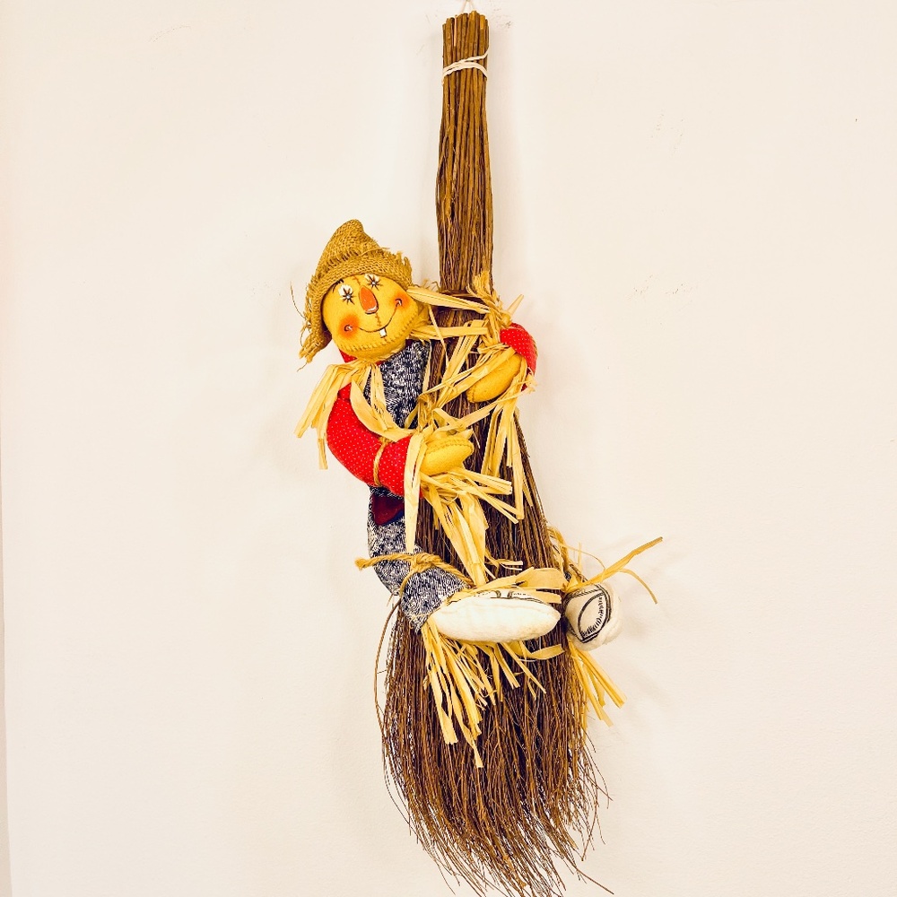 1990 Annalee Scarecrow Broom Wall Hanging – Vintage Fall Harvest Decoration, USA